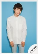 Johnnys Jr. / Riku Asakura / Above-knee ・ Costume white ・ Under both hands ・ Face facing right ・ Background light blue / JOHNNYS' ISLAND STORE off-shot / Official Official photo