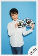 Johnnys Jr. / Satta Okumura / Above-the-knee ・ Costume white ・ Logo on both hands ・ Background light blue / JOHNNYS' ISLAND STORE off-shot / Official Official photo