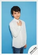Johnnys Jr. / Satta Okumura / Above-the-knee ・ Costume white ・ Right chest ・ Background light blue / JOHNNYS' ISLAND STORE off-shot / Official Official photo