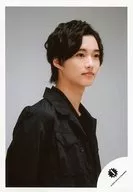 Johnnys Jr. / Shin Sato / Bust up / Costume black / Under both hands / Facing right / Mouth closed / Background grey / "Tiger -NINJAPAN -" goods off shot / Official Official photo