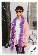 Kansai Johnnys Jr. / Fuga ONISHI / Above-the-knee ・ Costume pink ・ Sunglasses ・ Shawl with wings ・ Body facing left ・ Under both hands ・ Indoors / "Kansai Johnnys Jr. LIVE 2019 Happy 2 year! ～ This year too Kanju and Chu Year! ～" Off-shot / Official Official photo