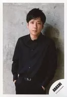 Arashi / Kazuya Ninomiya / Above-the-knee / Black costume / Pocket with both hands / Closed mouth / Camera line of sight / Gray background / "Arashi Anniversary Tour 5x20" additional goods off-shot / Official Official photo