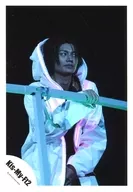 Kis-My-Ft2 / Wataru Yokoo / Live Photo / Upper Body / Costume White / Black / Hood / Right Hand Handrail / Eye View Right / Background Black / Official Official photo