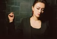 MIKI (Yoshino Hagiwara) / Horizontal, Busto hacia arriba, Vestuario negro, Mano derecha doblada, Ojos izquierdos, Fondo gris / DVD "Stage Pius Planning : Queen no Strategy 2019" Reservation Bonus Bromide