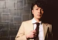 Masahiro Kuranuki (Matsu Kuranaga Makoto) / Horizontal, Bust Up, Beige Costume, White, Right Hand Necktie, Background Grey / DVD "Stage Pius Planning Queen's Strategy 2019" Reservation Privilege Bromide