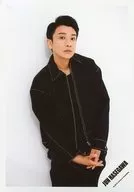 Johnnys / Jun Hasegawa / Above-the-knee / Black costume / Pair of hands / Right facing / White background / Jun Hasegawa's original photo / Official Official photo