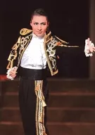 Takarazuka Revue (Yukigumi) / Kazato Bokai / Live Photo, Above the Knees, Costume Black, White, Gold, Right Hand Jacket, Left Hand Stretch, Eye Line Right, Back Staircase, Background Black, 2L Size / Yukigumi National Tour Performance "Ingeniero Aeronáutico Ambrosio L.V. Taravella International Airport of Sorrow" "La Esmeralda" Stage Photos