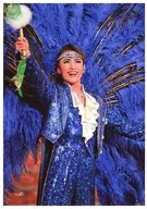 Takarazuka Revue (Yukigumi) / Bokai Kazeto / Live Photo, Knee-Up, Costume Blue, Feather, Right Hand Raised, Eye-Up, Mouth Open, Background Red, 2L size / Yukigumi Grand Theater Performance "Hoshiau Hitoyo" "La Esmeralda" Stage Photos