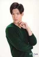 鷹松宏一/上半身衣服綠色身體向右左手下巴背景白色/舞台明信片