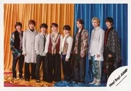 Hey!Say!JUMP/集合(8人)/橫式·全身·服裝白·黑·紅·米色·視線左·山田兩手口袋·背景藍·黃色/"Hey!Say!JUMP LIVE TOUR 2019-2020 PARADE>商品拍攝/官方生寫真