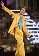 Takarazuka Revue (Flower Troupe) / Rio Asukaumi / Live Photo / Knee-Up / Costume Yellow / Blue / Right Hand Lift / Neck Tilt / 2L Size / Flower Troupe Yokohama Arena Performance 『 Koisuru Arena 』 stage photos