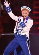 Takarazuka Revue (Hanagumi) / Maito Minami / Live Photo / Kneecap / Costume Blue / White / Hat / Right Hand Par / Left Hand Microphone / 2L Size / Hanagumi Yokohama Arena Performance 『 Love Sur ARENA 』 Stage Photo