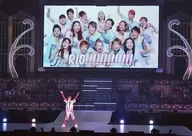 Takarazuka Revue (Flower Troupe) / Rio Asukaumi / Live Photo, Horizontal, Whole Body, Costume Pink, Both Hands Lifted, Legs Spread, 2L Size / Flower Troupe Yokohama Arena Performance 『 Koisuru Arena 』 stage photos