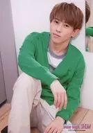 Kansai Johnnys Jr. / Seiya Suezawa / Above-the-knee ・ Costume green ・ Sitting on the floor ・ Right hand and right knee ・ Leaning against the wall / "SPRING SPECIAL SHOW 2019" original photo