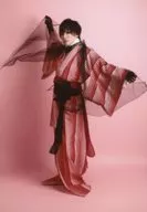 田淵法明(月夜公主/美倫/阿考伽勒)/全身·服裝紅色·向左·兩手展開·背景粉色/舞台《極品文學第14彈《櫻花森林盛開之下》～孤獨～》隨機明信片