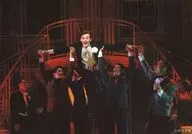 OWTS瑛士(弗朗西斯·斯科特·菲茨傑拉德)/現場照片·橫型·全身·服裝黑·白·開口·兩手展開·舉起/音樂劇舞台劇照片