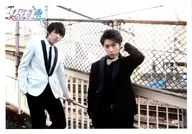 Super Express / Koichi (Koichi Yoshino), takashi (Taiyo Matsuo) / Horizontal, Hijo, Disfraz blanco, negro, corbata de lazo, bolsillo derecho, pasamano izquierda, Koichi Left-head / "Super Express Utauta Vol. 3 ~ Sweet Vox ~ presentado por Koichi/TAKASHI Hit Parade ~ White Snow Falls in Spring ~ presentado por Takashi" Utauta Vol. 3 Special Official photo