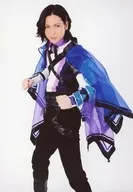 齐藤秀翼(埃弗尔·托马斯)/膝上·服装黑·蓝·白·紫·向左·两手握拳·闭口/舞台