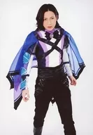 齐藤秀翼(埃弗尔·托马斯)/膝上·服装黑·蓝·白·紫·两手下·略微张口/舞台