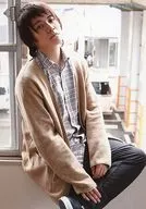 Shohei Domoto / Above-the-knee ・ Costume Beige ・ White ・ Gray ・ Sitting ・ Bent Left Foot ・ "SMART ・ BOYS" / Smart Boys Presents 『 Sagitori! ~ Metropolitan Police Department Special Fraud Section ・ Eiichi Funaki ~ 』 Completion Announcement Event L edition Bromide B