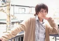 堂本翔平/横型・上半身・服装米色・白色・灰色・左手下巴・右手扶手・/智能男孩Presents『鹭鸟！～警视厅特殊欺诈处理负责人・船木瑛一～』完成展示活动L版明信片B