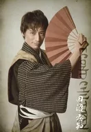 樱田航成(田沼意知)/膝上·右侧扇开·角色Shot//舞台剧明信片