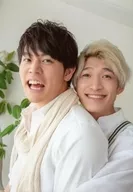 Ryo Mitsui, Takumi Yamagata / Bust-up, Costume white, Yamagata mouth open, left facing / SUNPLUS 1st performance "SUMMER BAZAAR ~ End of Summer ~" random 2 shot photo