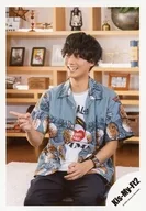 Kis-My-Ft2 / Tasuke Fujigaya / Above-the-knee ・ sitting ・ costume gray ・ navy ・ fingers of the right hand holder ・ smile ・ eye-point left / LIVE DVD "Kis-My-Ft2 LIVE TOUR 2019 FREE HUGS!" special video off-shot / official Official photo