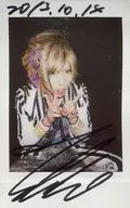☆ Cameleo / Takashi / "2013.10.14" with autograph and message ・ Upper Body ・ Costume White ・ Black ・ Blue ・ Sitting ・ Both Hands Piece ・ Open Mouth / Fresh Cheki