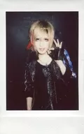 Alpharia/四季青/上半身·服装黑·蓝·左手圆·背景黑/生Cheki