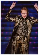 Takarazuka Revue (Star Troupe) / Yuzuru Kurenai / Live Photo / Knee-up / Costume Black / Gold / Hands Up / 2L Size / Star Troupe Grand Theater Performance 『 GOD OF STARS - Shokusei - 』 『 Eclair Brillant (Eclair Brian Fok) 』 Stage Photo