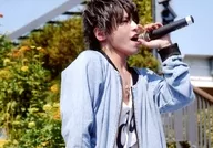 TRYZERO/时音/横式·上半身·衣服淡蓝色·向右·左手麦克风·开口·室外/随机生写真