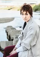 Takarazuka Revue (Tsukigumi) / Ryo Tamaki / Above-the-knee, Sitting, Costume Gray, Red, Facing Left, River, Outdoors, 2L Size /' Takarazuka GRAPH Letters' Bromide