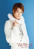 Katsuhiko Ibuka (Ito Mancio) / Upper body / Costume white / Right hand finger collar / Background blue / Cutter Character shot / Stage "Margarita ~ Sengoku no Tenshi ~" Bromide