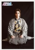 超特急/タカシ(松尾太陽)/全身・座り・正座・衣装白・黒・袴・両手膝・背景黒/「BULLET TRAIN ARENA TOUR 2019-2020『Revolucion viva ～Shine Bright New Year～』」1/3東京会場限定 A 生写真セット