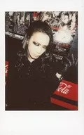 Megaromania/蜘影/上身·坐·衣服黑·左手提·右向·長椅紅/生Cheki