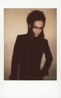 Megaromania / 蜘影 / Upper Body / Costume Black / Left Hand Waist / Eye View Left / Background Beige / Raw Cheki