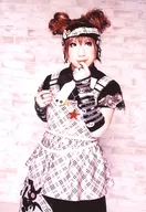 人偶娃娃/金葱/膝上・服装黑色・粉红色・格纹・左手口・向左・视线右侧・背景白色・砖/正式生写真