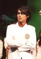 前内孝文/现场照片·上半身·服装白·红·黑·黄·臂套·脸向左/舞台剧生写真