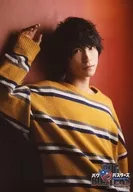 奥谷知弘(矢吹冬马)/上身·衣服黄色·右举·背景红色·便服拍摄/舞台剧随机明信片