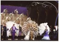 Takarazuka Revue (Hanagumi) / Settai / Live Photo / Horizontal Type / Whole Body / Costume White / Gold / Purple / Feather / Both hands Shan shan / Right / Finale / 2L Size / Hanagumi Grand Theater Performance 『 A Fairy Tale - Blue Rose Spirit - 』 『 Shallum! 』 Stage Photo