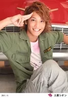 D2 / Tsuchiya Theon / Knee-Up / Sitting / Costume Khaki / White / Gray / Right Hand Forehead / Middle Finger Pointing / Body Facing Right / "2011.11" / Official Official photo