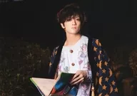 Seiya KONISHI / Horizontal, upper body, costume black, white, yellow, left hand book, left facing / "Woo ィジュアルブック 『 theater of fairytale 』 ~ Pinocchio no Sho ~" Seiya KONISHI Bromide A