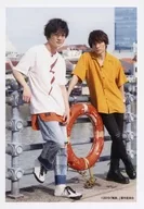 Kado Ozawa, Nariya KONISHI / Whole body, costume white, yellow, black, right hand handrail, Konishi right foot bend, Ozawa foot crossing / "Watashi tabi." in Singapore Completion Announcement Event Sales Official photo Kado Ozawa x Nariya KONISHI 2-shot set