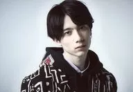 XOX (KISS HUG KISS) / Rio Tanaka / Horizontal ・ Bust up ・ Costume black ・ Neck tilted ・ Under both hands ・ Background grey / XOX LIVE TOUR 2018 『 OVER & OVER 』 Random Official photo