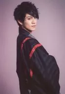 青木玄德(斋藤一)/上半身·服装黑·红·和服·右向·背景紫/舞台上明信片