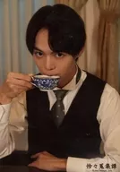 溝口琢矢/上半身衣服白・黑・右手袋/舞台上明信片A