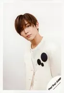 Hey! Say! JUMP / Ryosuke Yamada / Upper body / Costume white / Under both hands / Left facing / Neck tilted / Background white / Single "I am / Muah Muah" MV & Jacque-shot off-shot / Official Official photo