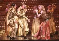 Takarazuka Revue (Star Troupe) / Gathering / Live Photo / Horizontal Type / Whole Body / Costume Gold / Red / Body Bending / Facing / Opening / 2L Size / 「 Yuzuru Kurenai Sayonara Show 」 Stage Photo