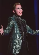 Takarazuka Revue (Star Group) / Yuzuru Kurenai / Live Photo / Upper Body / Costume Green / Black / Right Facing / Both Hands Spread / 2L Size / 「 Yuzuru Kurenai Sayonara Show 」 Leaving 2L5-Pack Stage Photo A Set